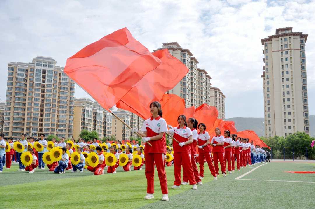 算命先生经过一个染布坊说:这里会出一位皇帝,次日果然应验